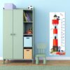 Aprint Decor Medidor de Altura Infantil, Impreso en PVC 5mm Grosor, 50cm x 140cm con Faro de Rojo y Blanco con Marineros y Pescadores - Imagen 4