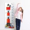 Aprint Decor Medidor de Altura Infantil, Impreso en PVC 5mm Grosor, 50cm x 140cm con Faro de Rojo y Blanco con Marineros y Pescadores